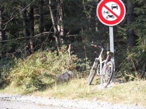 Vélo sous un panneau