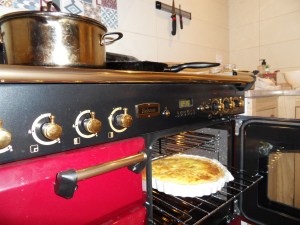 Piano de cuisine avec une quiche sortant du four