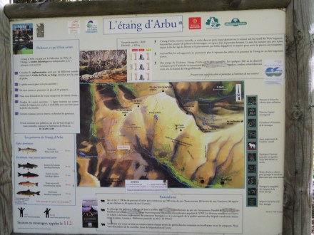 Le panneau d'information au départ d'Arbu