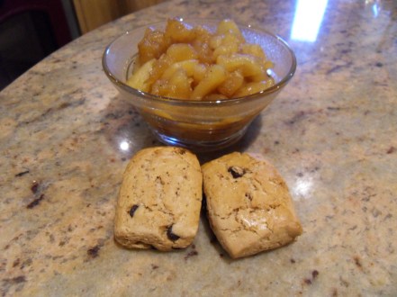 La compotée de pommes accompagnée de canistrelli fabriqués à Rimont par Biscuiterie Ariégeoise
