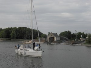 Voilier rentrant au port