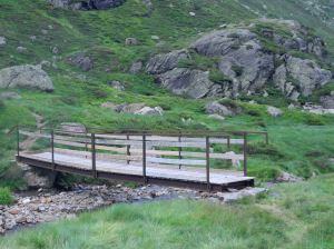Une passerelle sur le chemin du Fourcat