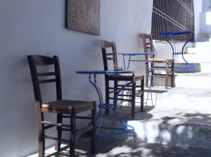 A l'ombre toujours tables et chaises !